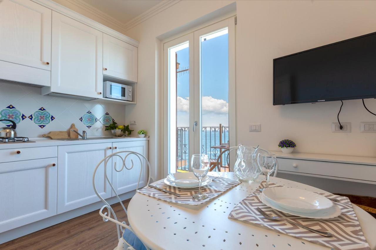 Cielo E Mare: Charming Seaside Retreat in Old Village Heart Castelsardo Exterior photo